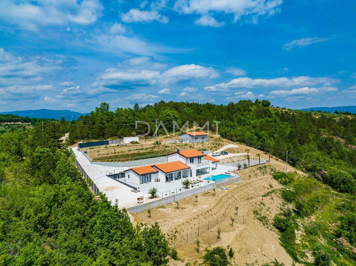 ISTRIA, DRAGUĆ - AFFASCINANTE VILLA IN VISTA SECONDARIA CON VISTA NATURA INCONTAMINATA