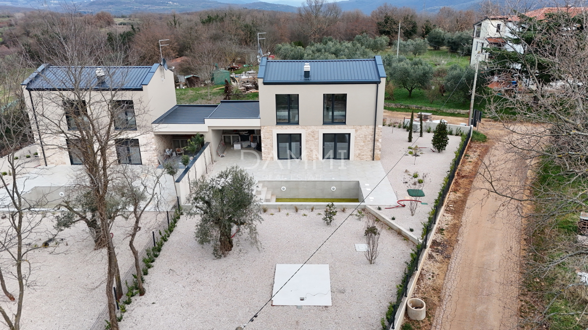ISTRA, NOVIGRAD - Nuova casa bifamiliare con piscina in posizione tranquilla