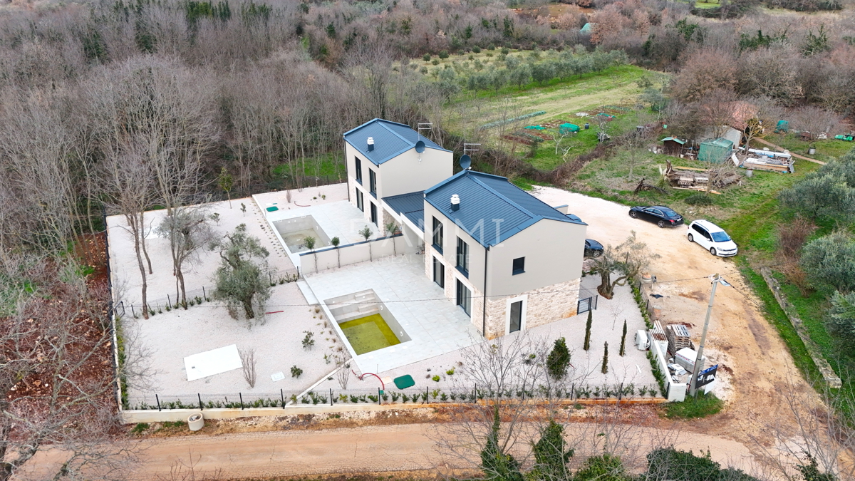 ISTRA, NOVIGRAD - Nuova casa bifamiliare con piscina in posizione tranquilla