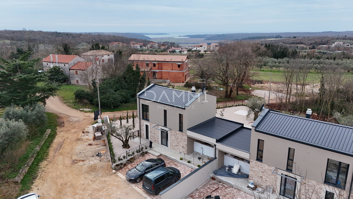 ISTRA, NOVIGRAD - Nuova casa bifamiliare con piscina in posizione tranquilla