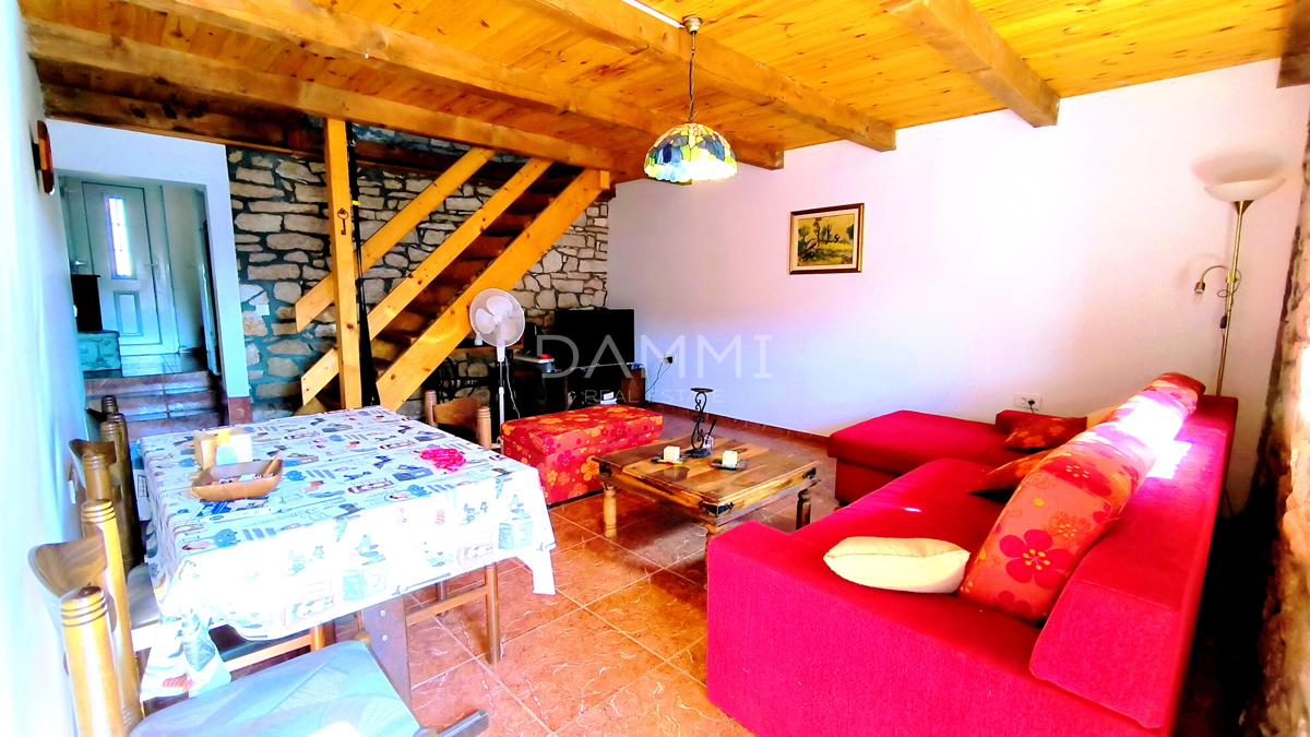 ISTRA, MARČANA - casa istriana ristrutturata con bel cortile, vicinanza alla spiaggia