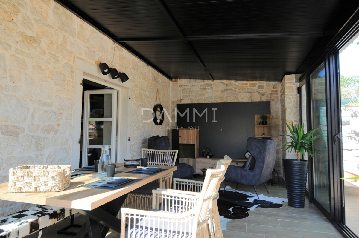 ISTRA, VIŠNJAN - CASA IN PIETRA ISTRIANA CON PISCINA