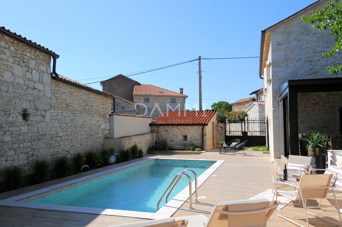 ISTRA, VIŠNJAN - CASA IN PIETRA ISTRIANA CON PISCINA