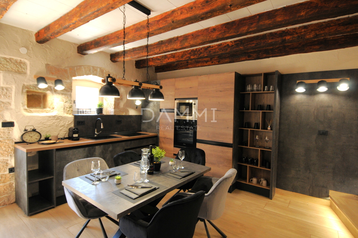 ISTRA, VIŠNJAN - CASA IN PIETRA ISTRIANA CON PISCINA