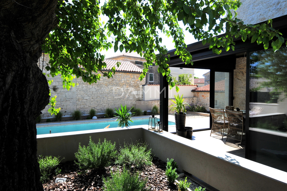ISTRA, VIŠNJAN - CASA IN PIETRA ISTRIANA CON PISCINA