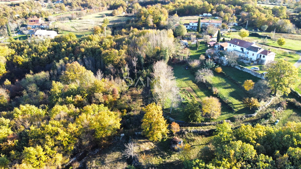 ISTRIA, ŽMINJ - Terreno edificabile in un tranquillo villaggio vicino a Gimino 2072 m2