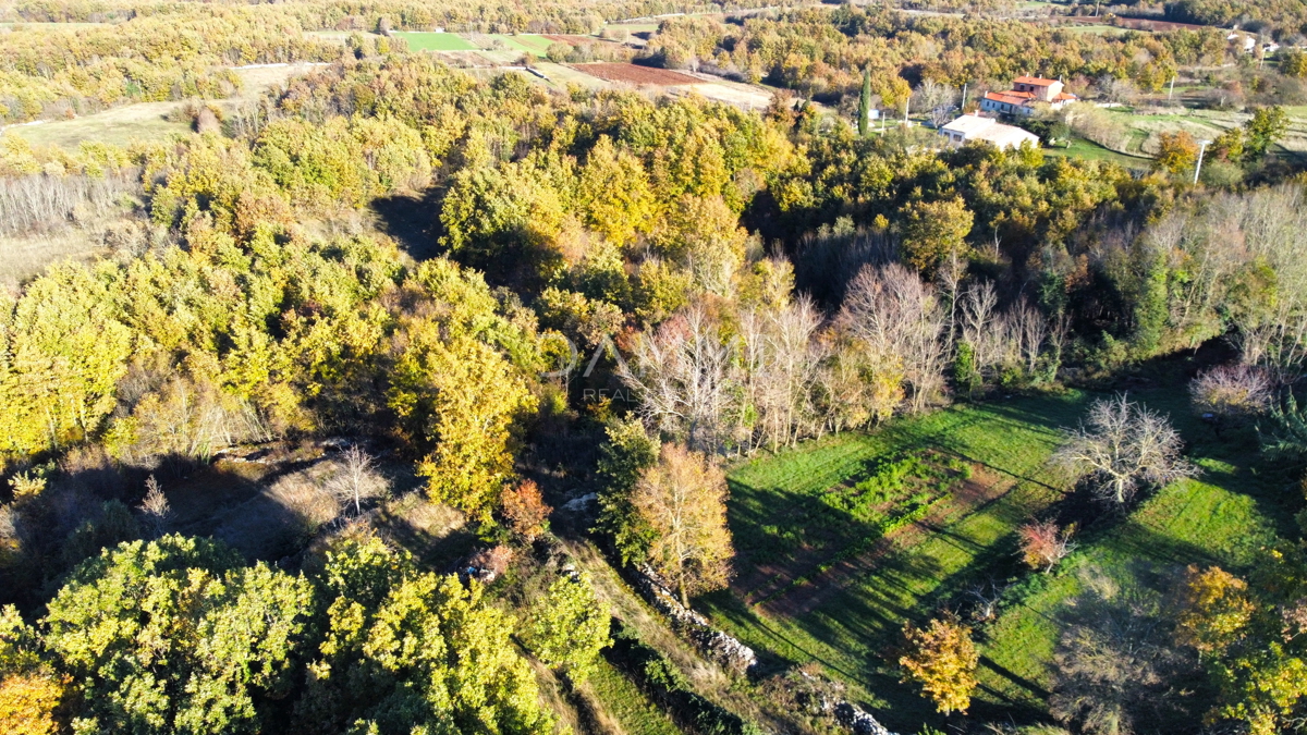 ISTRIA, ŽMINJ - Terreno edificabile in un tranquillo villaggio vicino a Gimino 2072 m2