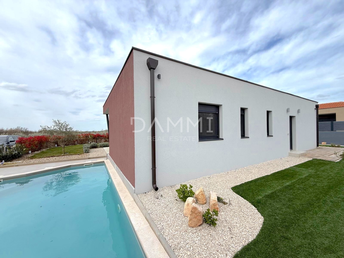 ISTRA, SVETI LOVREČ - VILLA MODERNA AL PIANO TERRA CON PISCINA IN BEL CONTESTO