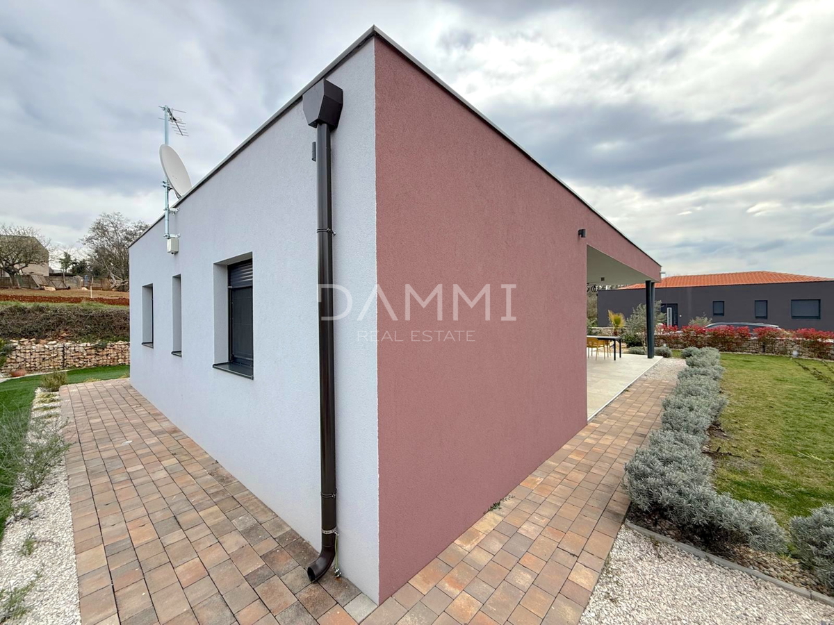 ISTRA, SVETI LOVREČ - VILLA MODERNA AL PIANO TERRA CON PISCINA IN BEL CONTESTO