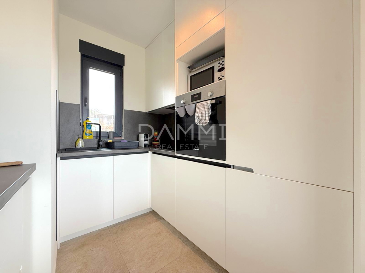 ISTRA, SVETI LOVREČ - VILLA MODERNA AL PIANO TERRA CON PISCINA IN BEL CONTESTO