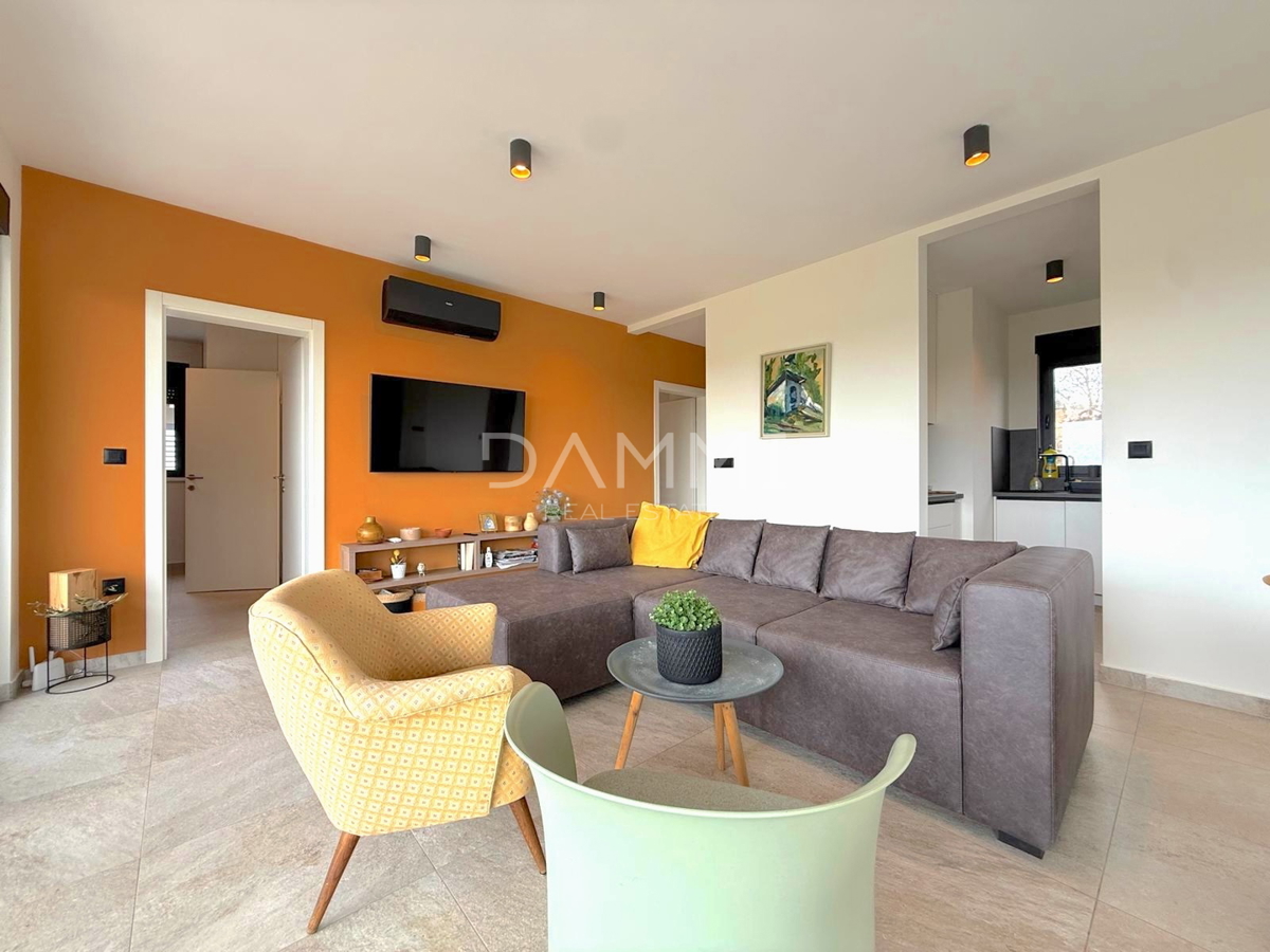 ISTRA, SVETI LOVREČ - VILLA MODERNA AL PIANO TERRA CON PISCINA IN BEL CONTESTO