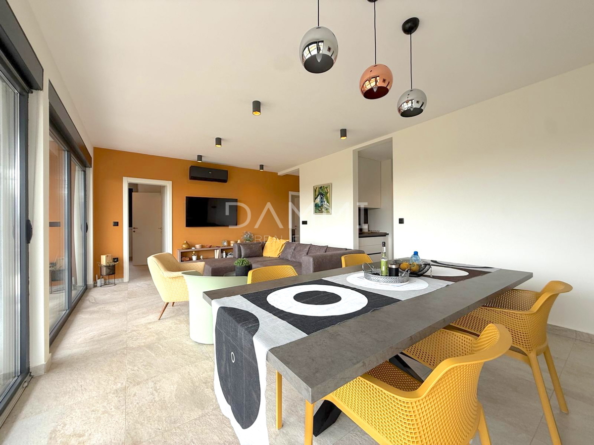 ISTRA, SVETI LOVREČ - VILLA MODERNA AL PIANO TERRA CON PISCINA IN BEL CONTESTO