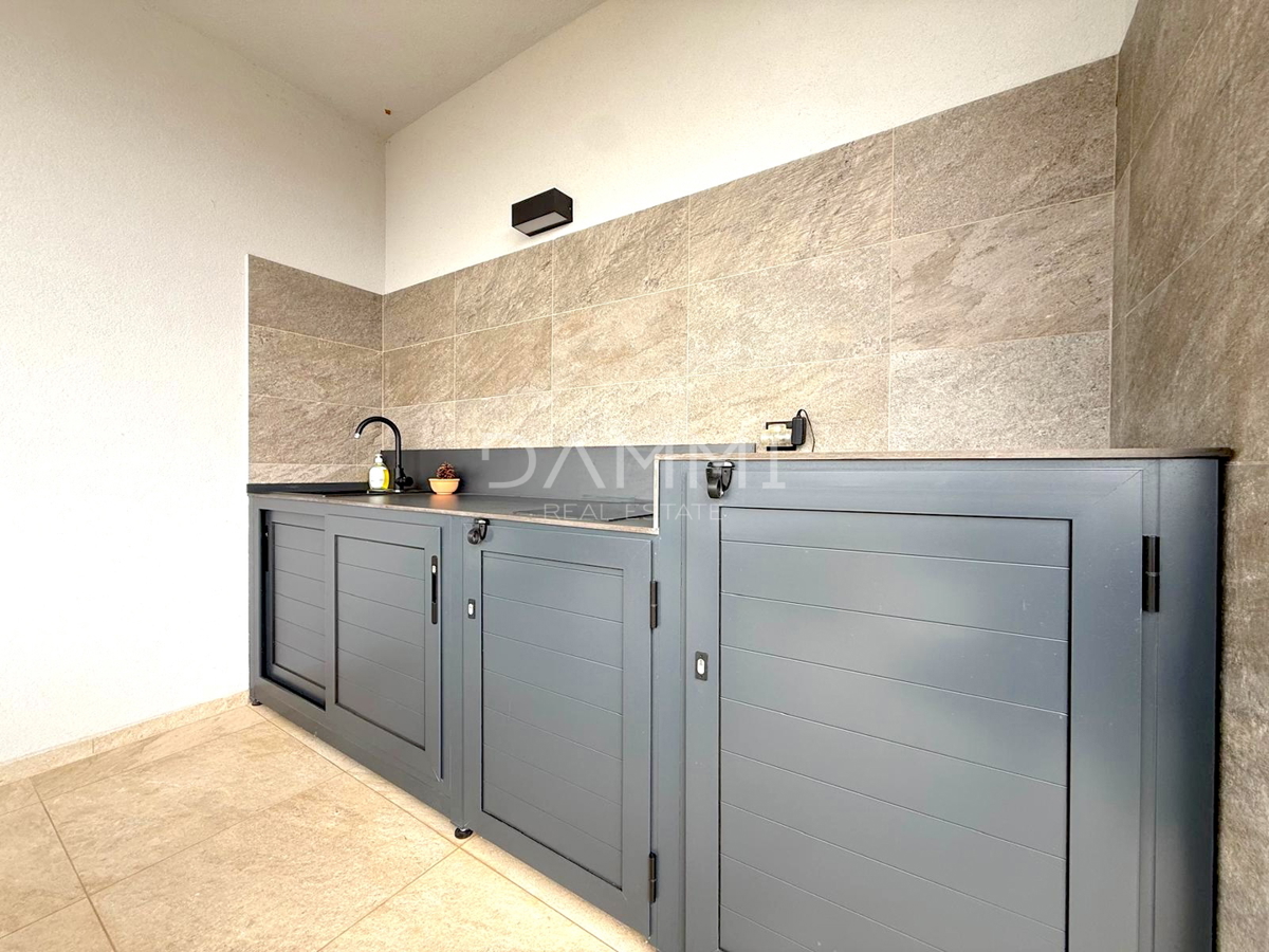 ISTRA, SVETI LOVREČ - VILLA MODERNA AL PIANO TERRA CON PISCINA IN BEL CONTESTO