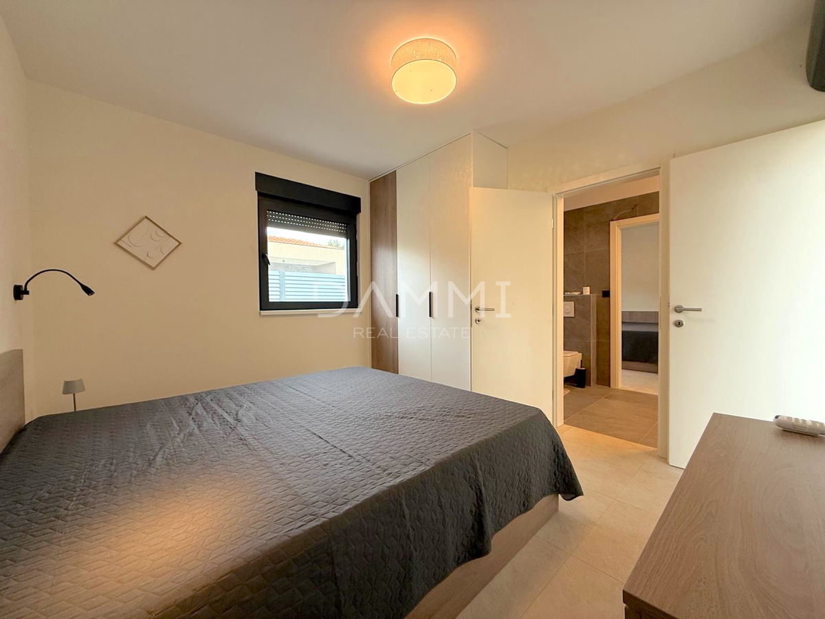 ISTRA, SVETI LOVREČ - VILLA MODERNA AL PIANO TERRA CON PISCINA IN BEL CONTESTO