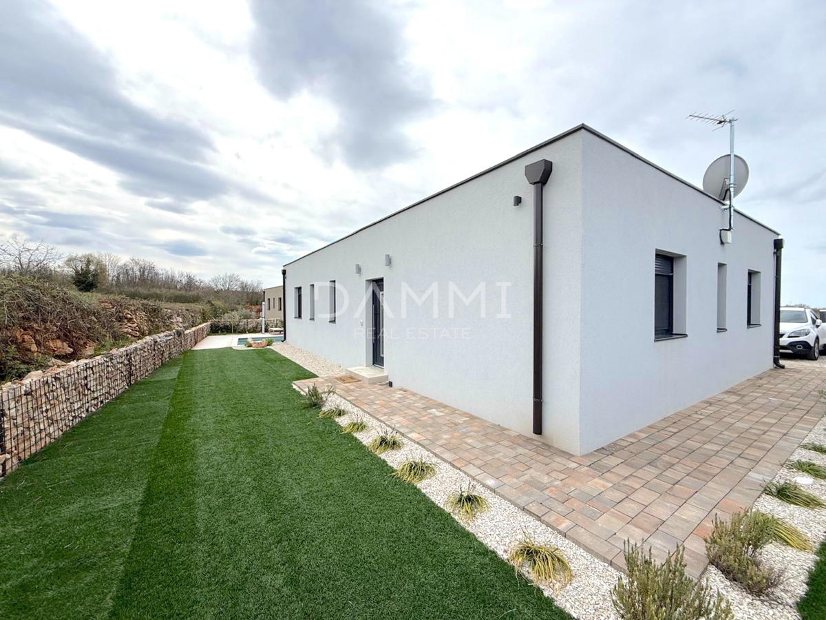 ISTRA, SVETI LOVREČ - VILLA MODERNA AL PIANO TERRA CON PISCINA IN BEL CONTESTO