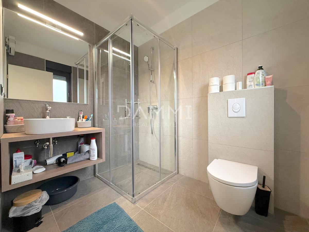 ISTRA, SVETI LOVREČ - VILLA MODERNA AL PIANO TERRA CON PISCINA IN BEL CONTESTO