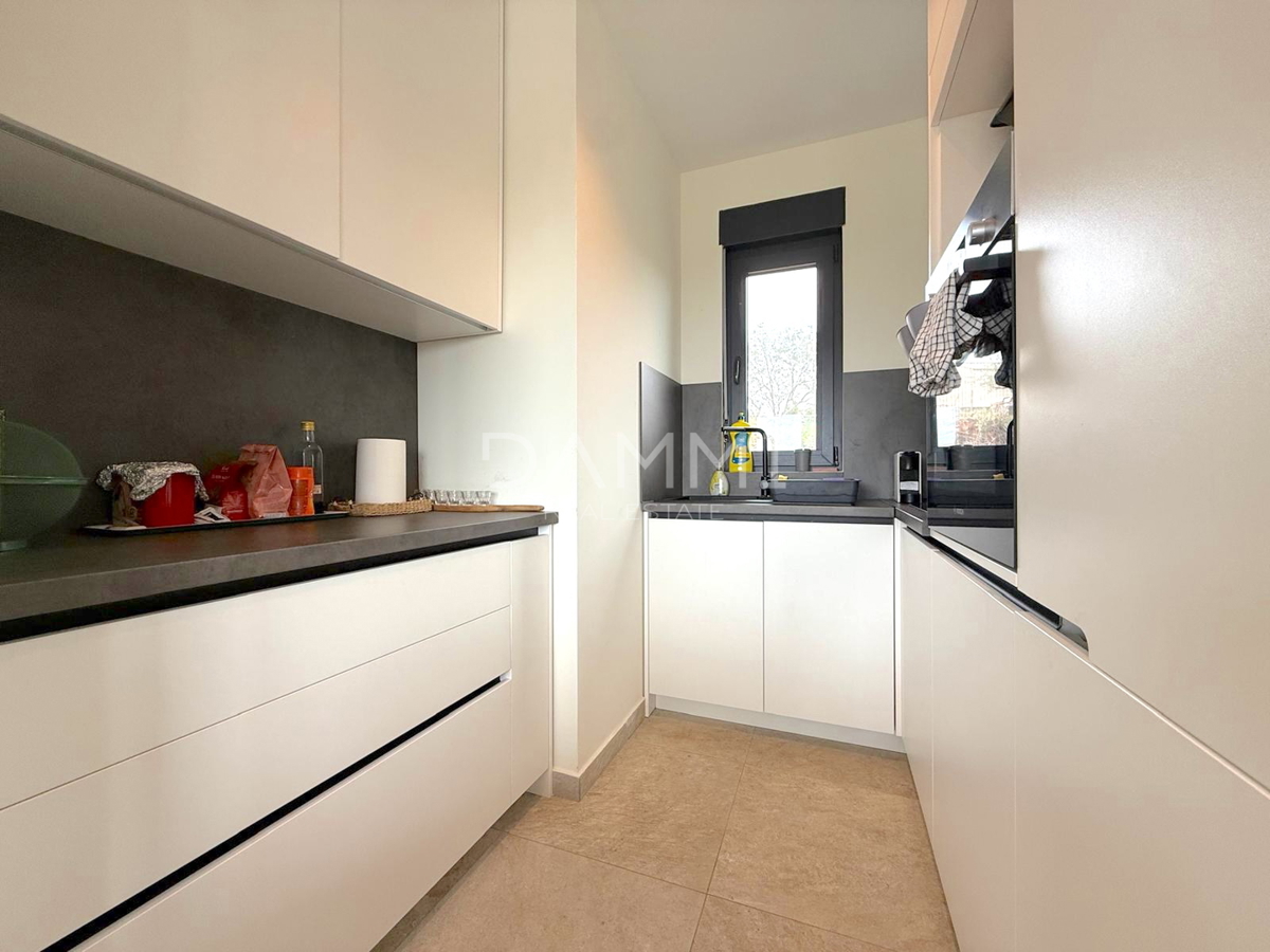 ISTRA, SVETI LOVREČ - VILLA MODERNA AL PIANO TERRA CON PISCINA IN BEL CONTESTO