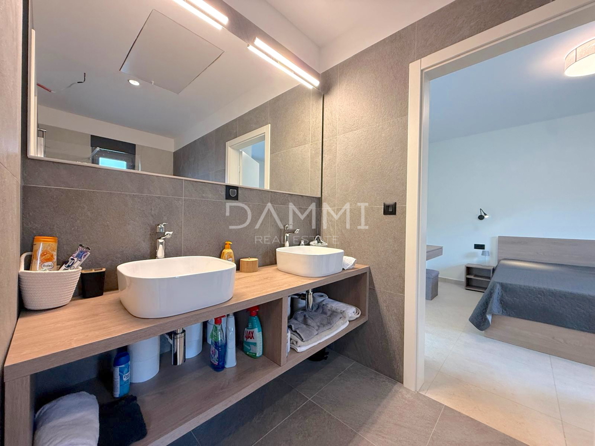 ISTRA, SVETI LOVREČ - VILLA MODERNA AL PIANO TERRA CON PISCINA IN BEL CONTESTO