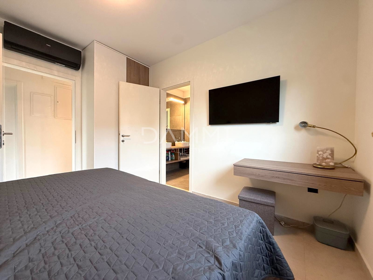 ISTRA, SVETI LOVREČ - VILLA MODERNA AL PIANO TERRA CON PISCINA IN BEL CONTESTO