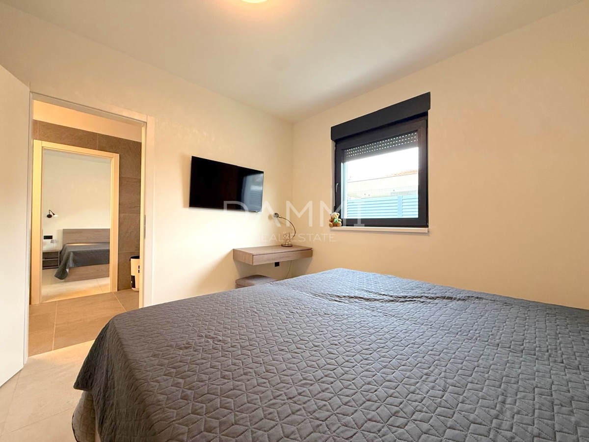 ISTRA, SVETI LOVREČ - VILLA MODERNA AL PIANO TERRA CON PISCINA IN BEL CONTESTO