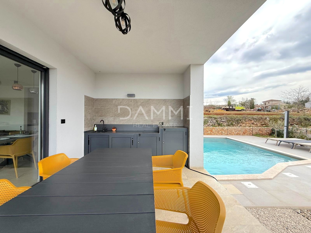 ISTRA, SVETI LOVREČ - VILLA MODERNA AL PIANO TERRA CON PISCINA IN BEL CONTESTO