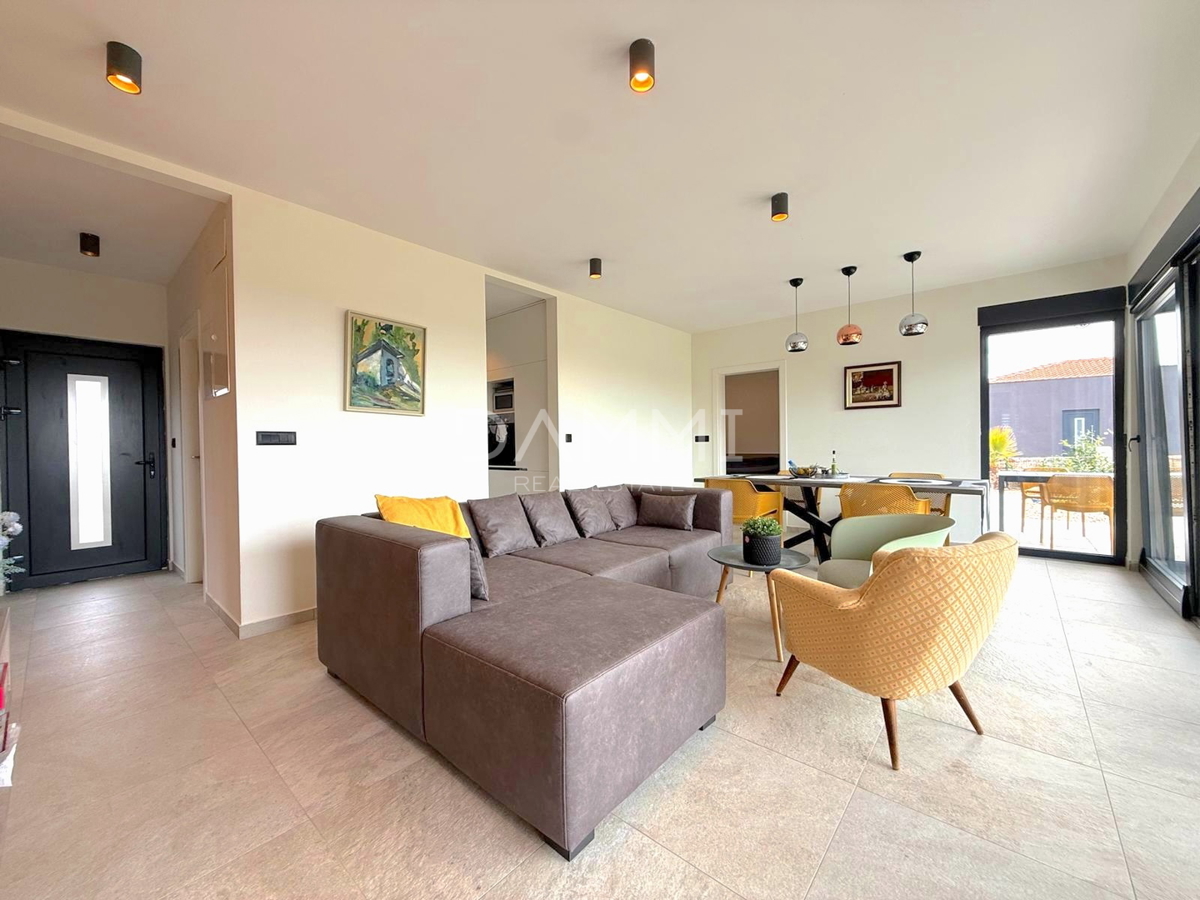 ISTRA, SVETI LOVREČ - VILLA MODERNA AL PIANO TERRA CON PISCINA IN BEL CONTESTO