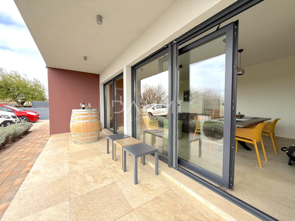 ISTRA, SVETI LOVREČ - VILLA MODERNA AL PIANO TERRA CON PISCINA IN BEL CONTESTO