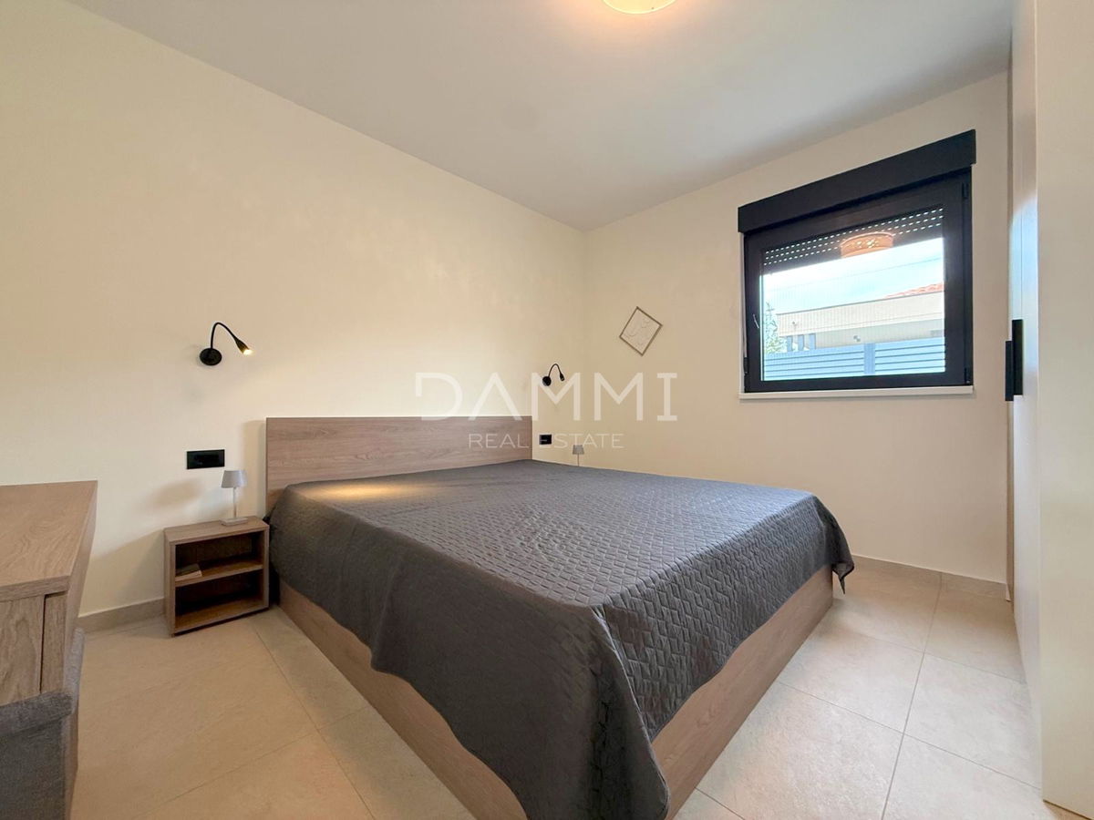 ISTRA, SVETI LOVREČ - VILLA MODERNA AL PIANO TERRA CON PISCINA IN BEL CONTESTO