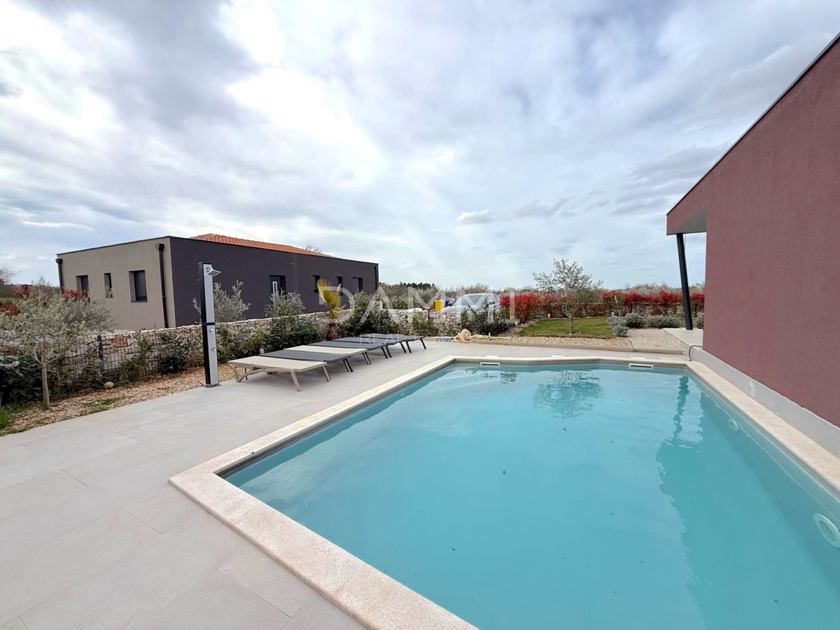 ISTRA, SVETI LOVREČ - VILLA MODERNA AL PIANO TERRA CON PISCINA IN BEL CONTESTO