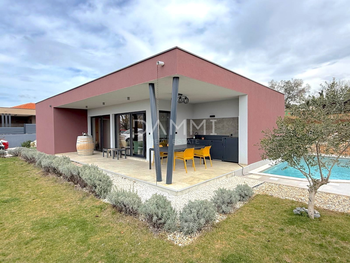 ISTRA, SVETI LOVREČ - VILLA MODERNA AL PIANO TERRA CON PISCINA IN BEL CONTESTO
