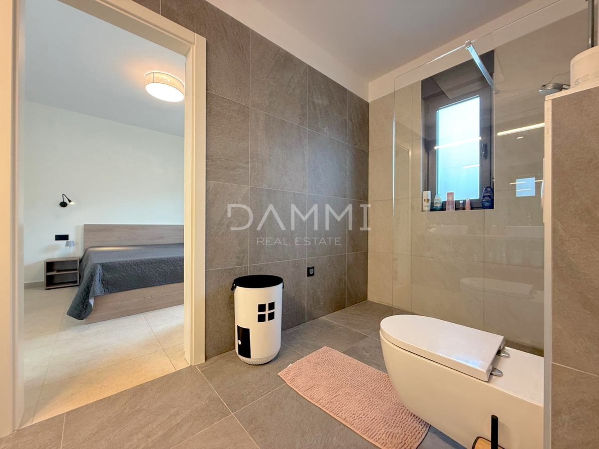 ISTRA, SVETI LOVREČ - VILLA MODERNA AL PIANO TERRA CON PISCINA IN BEL CONTESTO