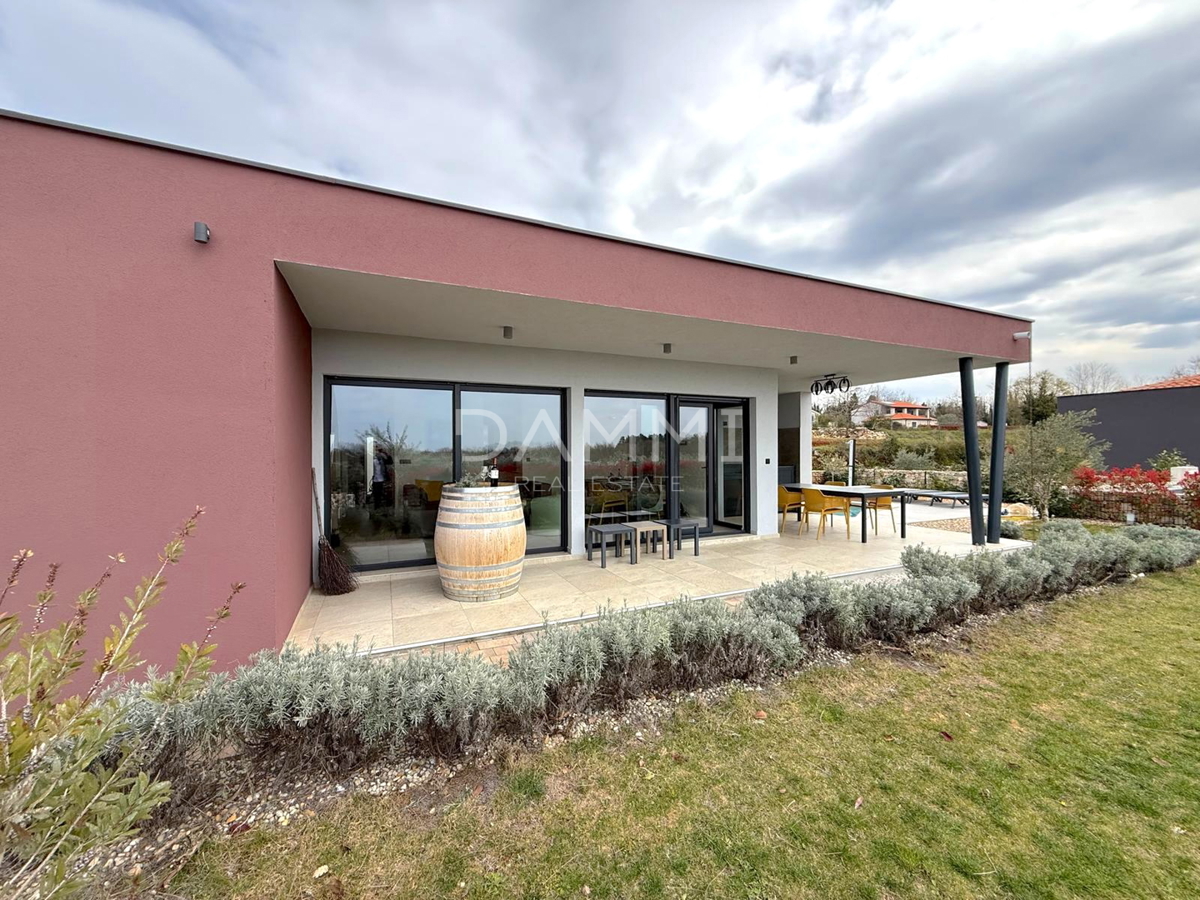 ISTRA, SVETI LOVREČ - VILLA MODERNA AL PIANO TERRA CON PISCINA IN BEL CONTESTO