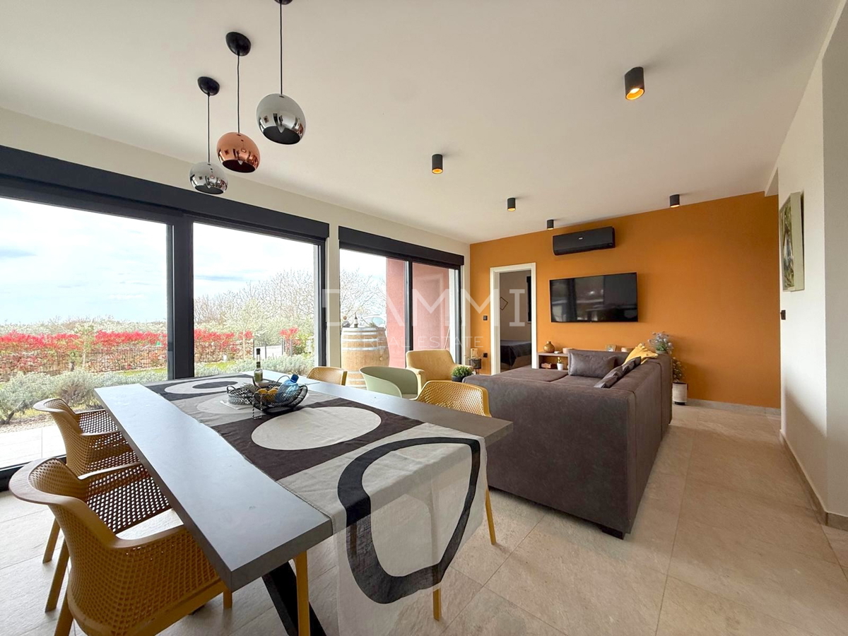 ISTRA, SVETI LOVREČ - VILLA MODERNA AL PIANO TERRA CON PISCINA IN BEL CONTESTO