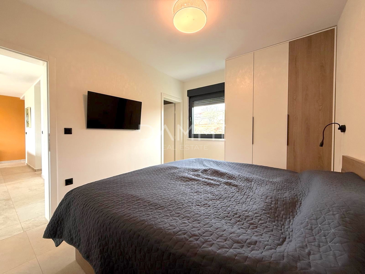 ISTRA, SVETI LOVREČ - VILLA MODERNA AL PIANO TERRA CON PISCINA IN BEL CONTESTO