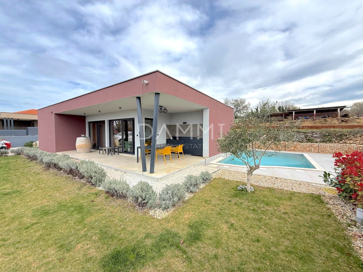 ISTRA, SVETI LOVREČ - VILLA MODERNA AL PIANO TERRA CON PISCINA IN BEL CONTESTO