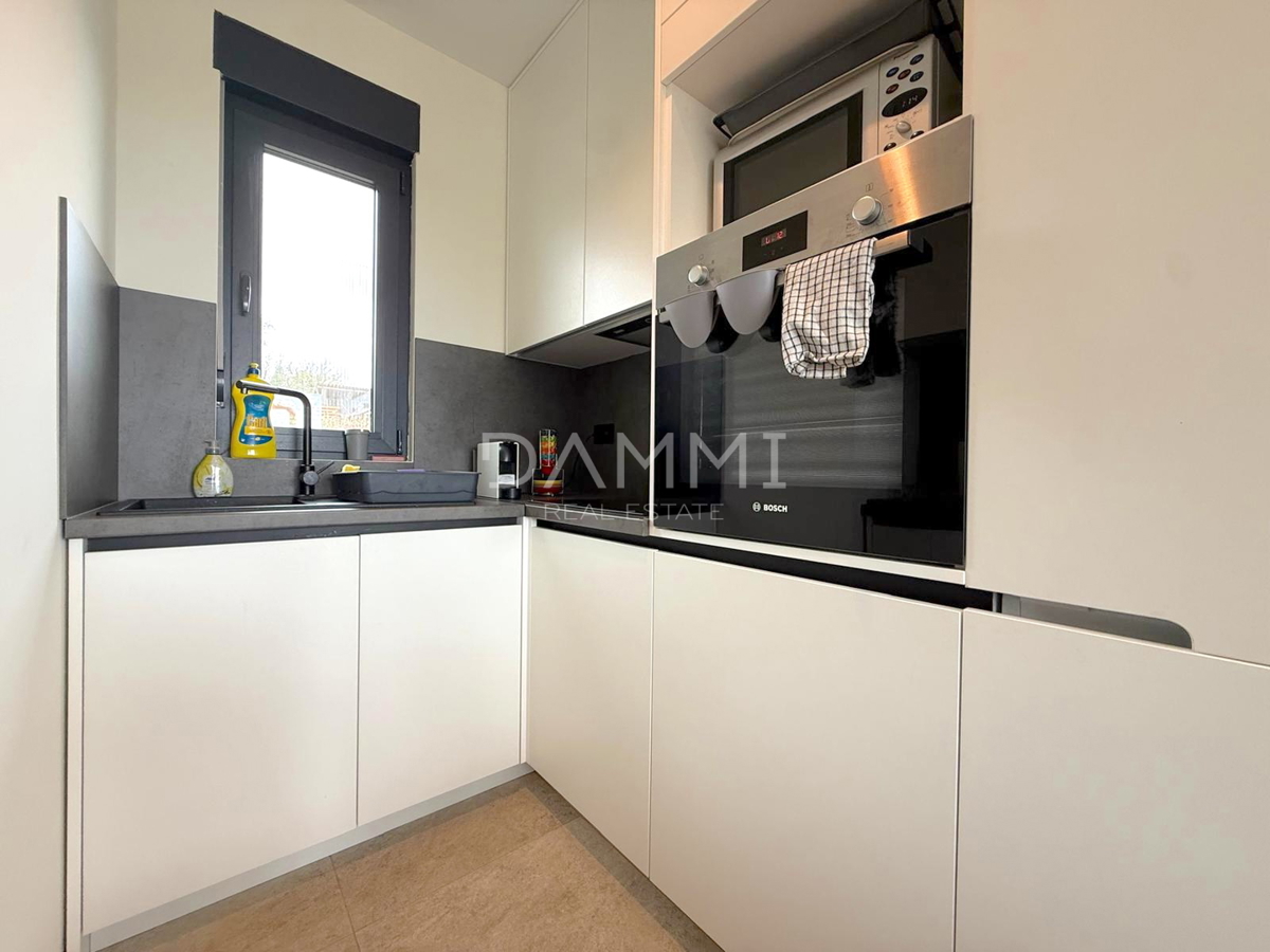 ISTRA, SVETI LOVREČ - VILLA MODERNA AL PIANO TERRA CON PISCINA IN BEL CONTESTO