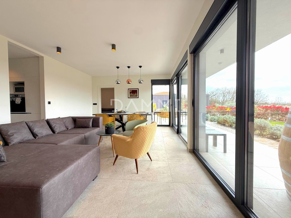 ISTRA, SVETI LOVREČ - VILLA MODERNA AL PIANO TERRA CON PISCINA IN BEL CONTESTO