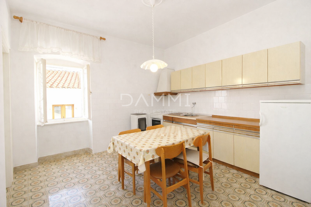 Bale, Istra - casa con spazio commerciale, posizione perfetta nel centro di Bale