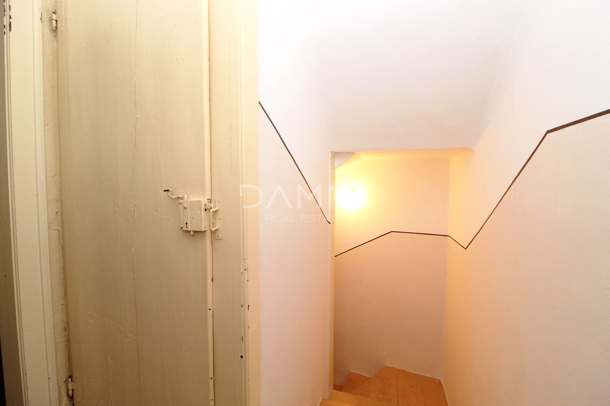 Bale, Istra - casa con spazio commerciale, posizione perfetta nel centro di Bale