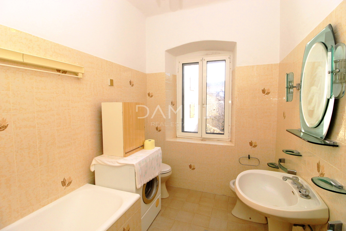 Bale, Istra - casa con spazio commerciale, posizione perfetta nel centro di Bale