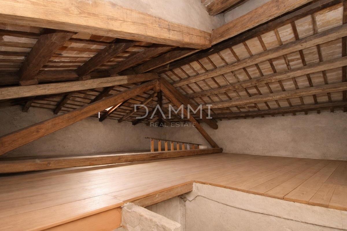 Bale, Istra - casa con spazio commerciale, posizione perfetta nel centro di Bale