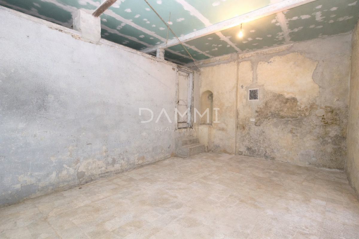 Bale, Istra - casa con spazio commerciale, posizione perfetta nel centro di Bale