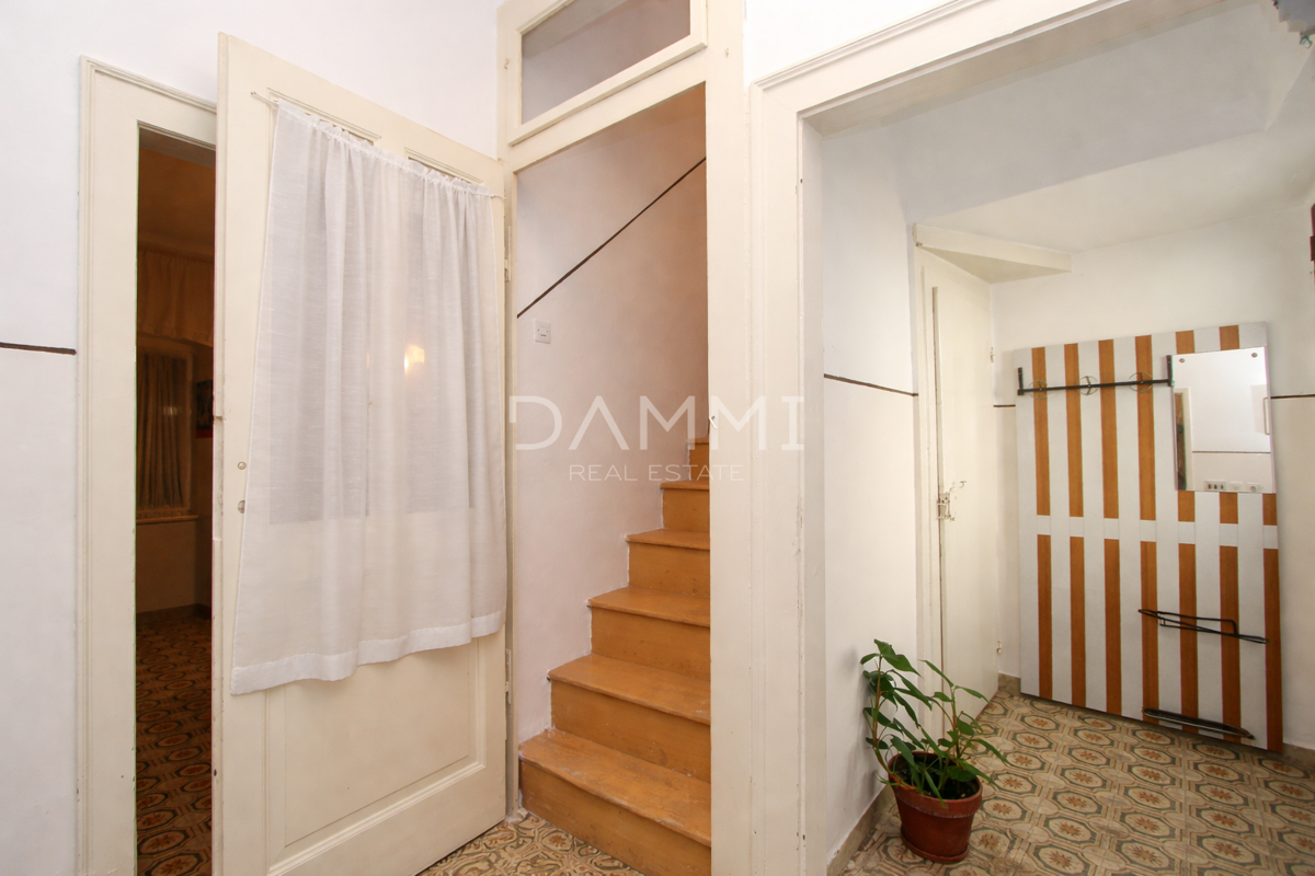 Bale, Istra - casa con spazio commerciale, posizione perfetta nel centro di Bale