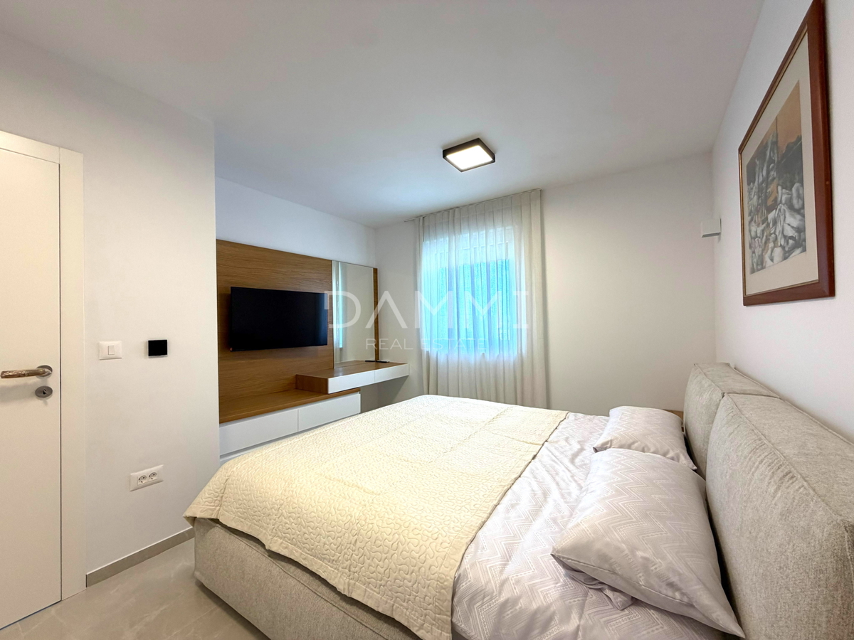 ISTRA, POREČ - APPARTAMENTO BILOCALE COMPLETAMENTE ARREDATO VICINO AL MARE