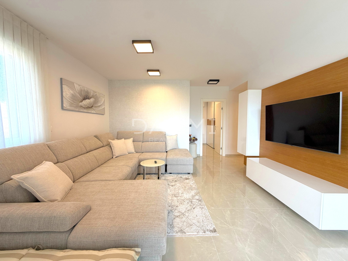 ISTRA, POREČ - APPARTAMENTO BILOCALE COMPLETAMENTE ARREDATO VICINO AL MARE