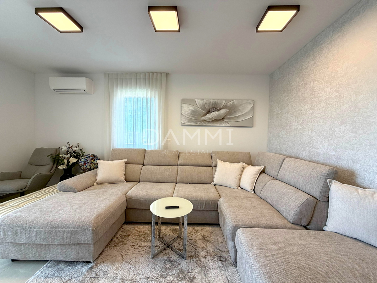 ISTRA, POREČ - APPARTAMENTO BILOCALE COMPLETAMENTE ARREDATO VICINO AL MARE