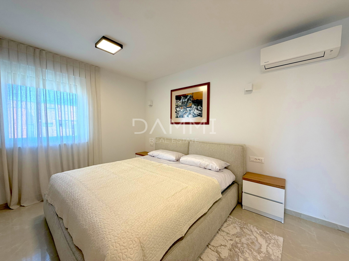 ISTRA, POREČ - APPARTAMENTO BILOCALE COMPLETAMENTE ARREDATO VICINO AL MARE