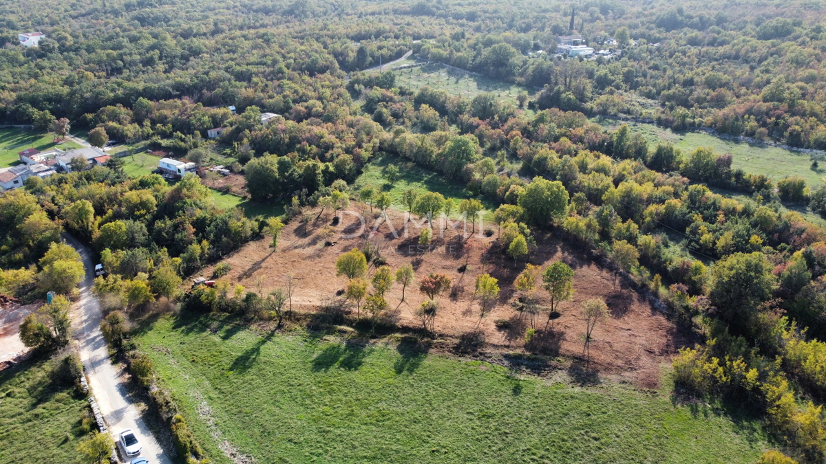 Rakalj - una combinazione di terreno edificabile e agricolo