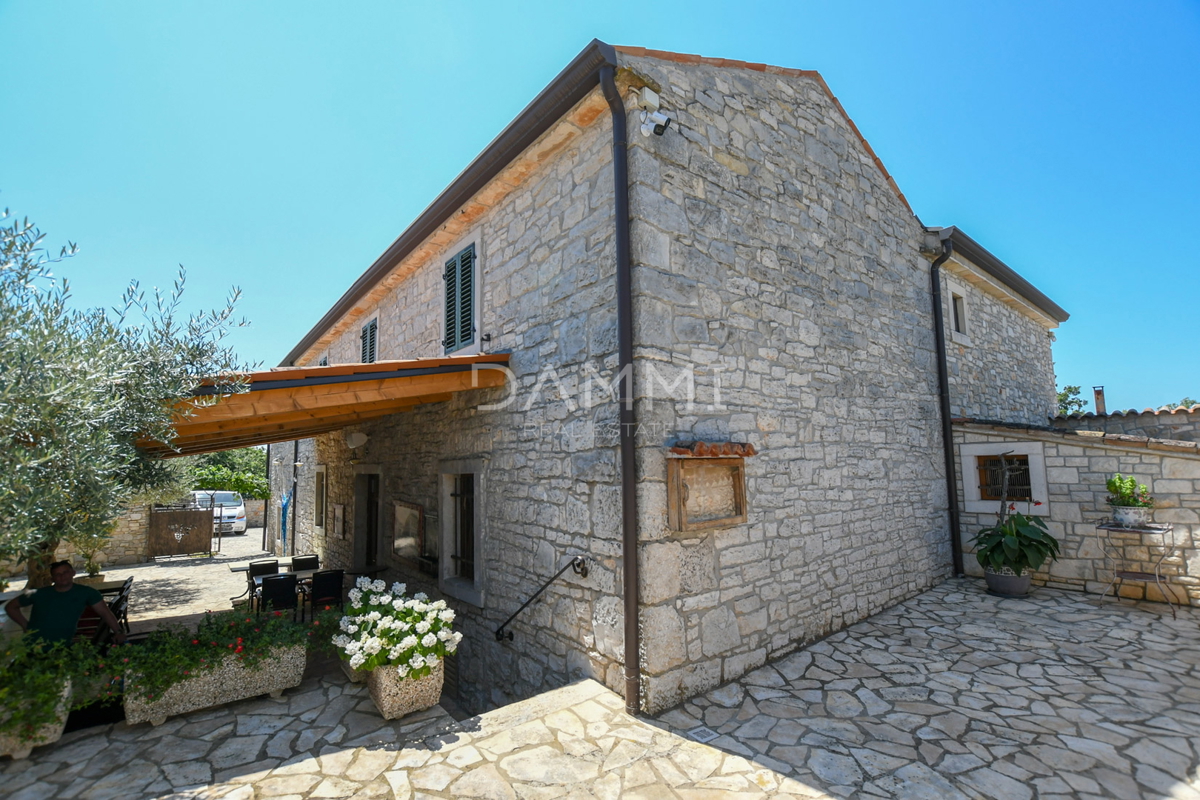 POREČ, TAR - Casa in pietra con piscina e ristorante