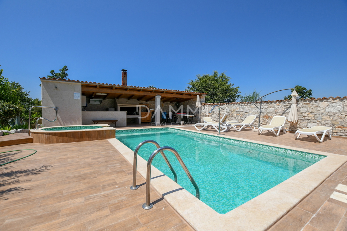 POREČ, TAR - Casa in pietra con piscina e ristorante